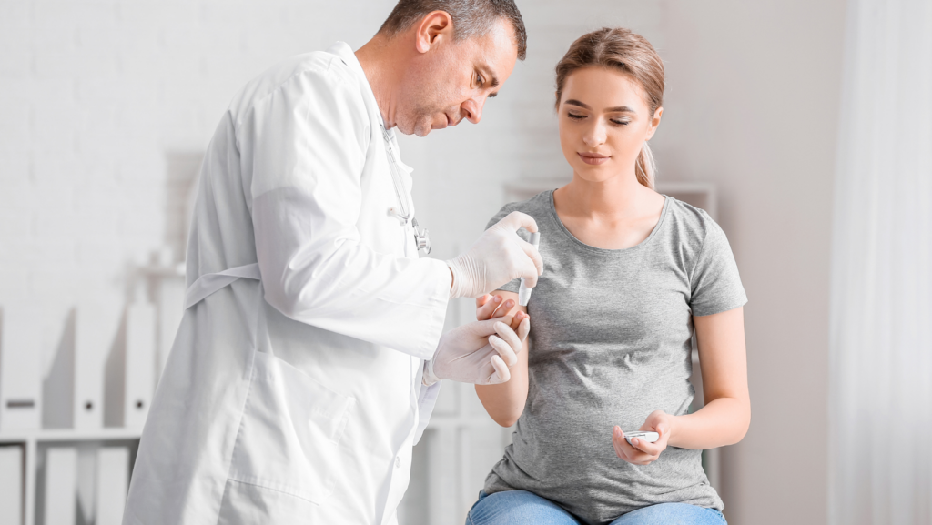 A imagem se refere a um médico diagnosticando uma paciente com diabetes. Uma particularidade relevante para que clínicas possam precificar de forma correta a prescrição do Mounjaro.