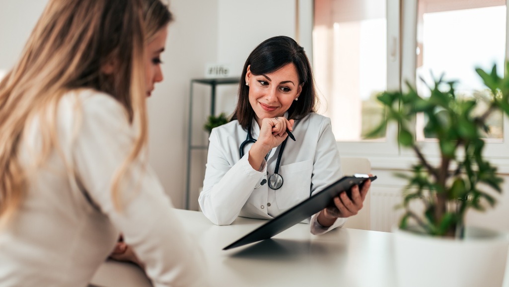 Médica fazendo Avaliação Clínica Individualizada e Detalhada Pré-Tratamento para demonstrar o valor da consulta personalizada para tratamento com Mounjaro